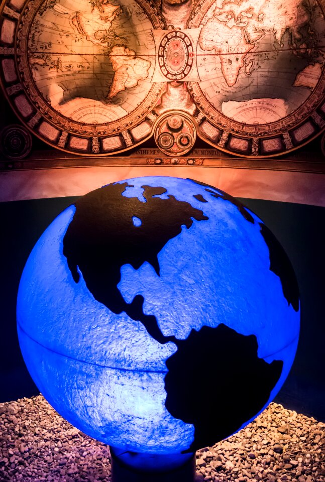 Spherical planet universe