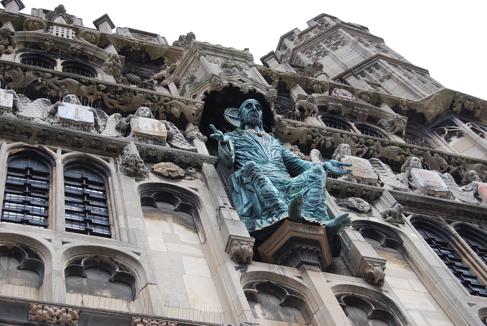Religious sculpture monument