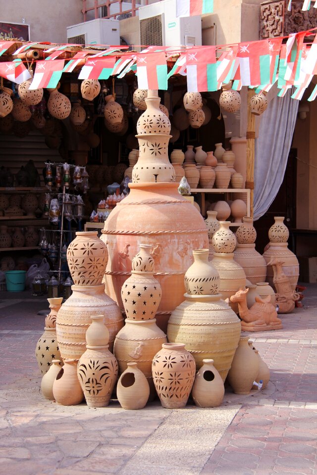 Market oman pottery