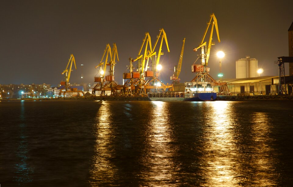 Unloading ship pier