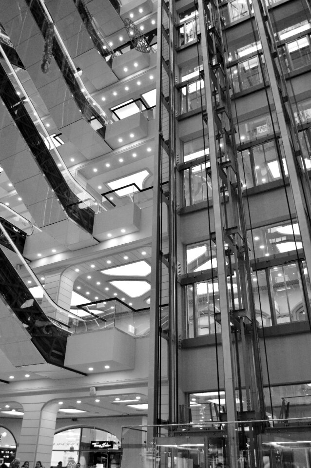 Building the company černo‑beloe