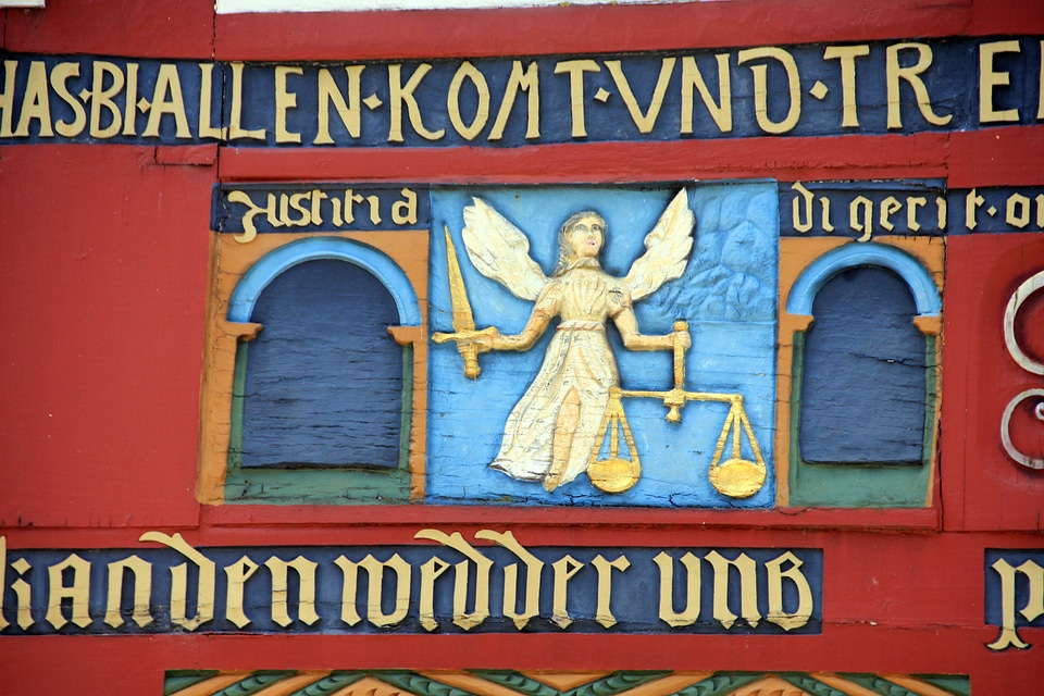 Facade figurine font justice