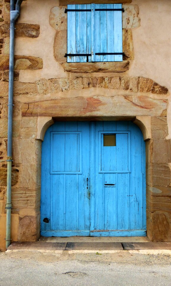 Threshold facade door