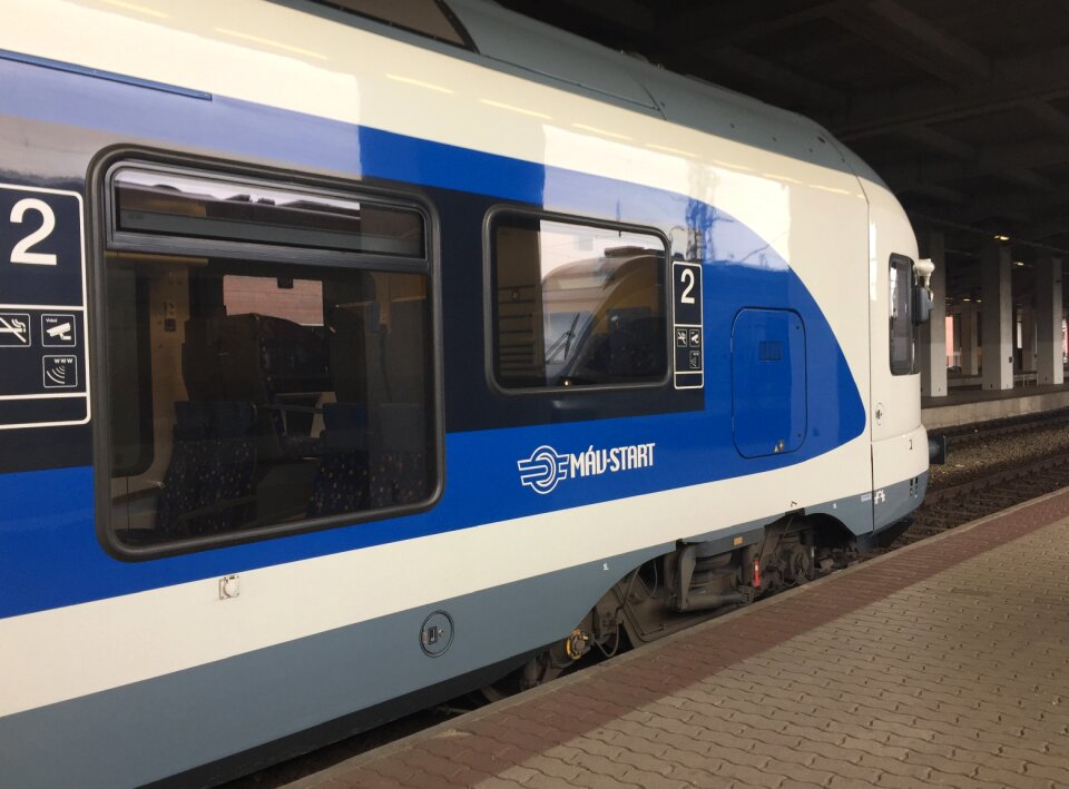 Travel rail station
