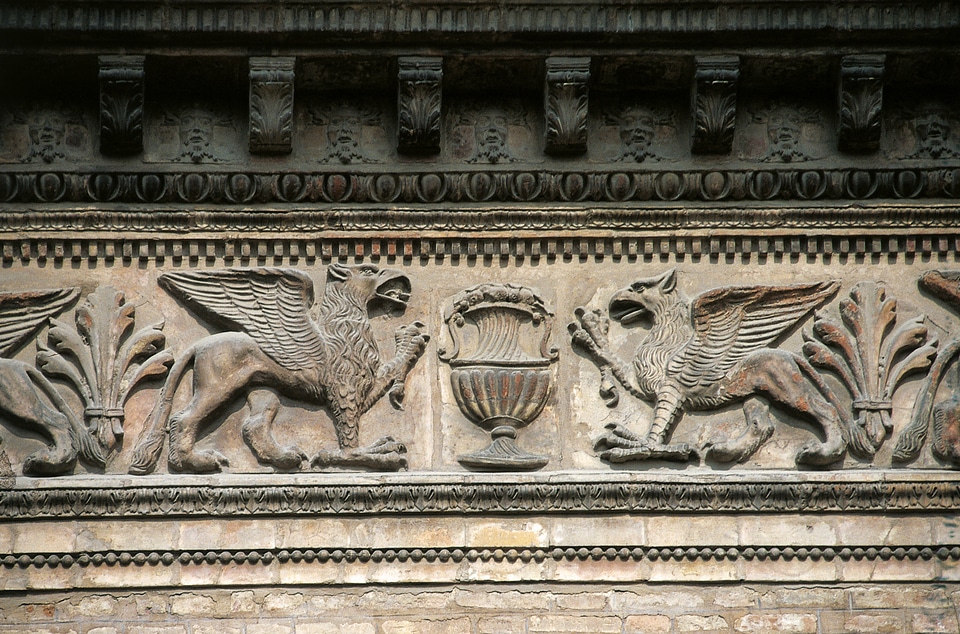 Horizontal style element ornament