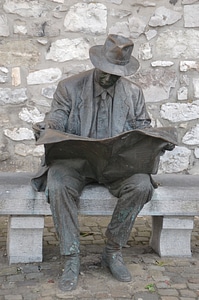 Reading statue journal