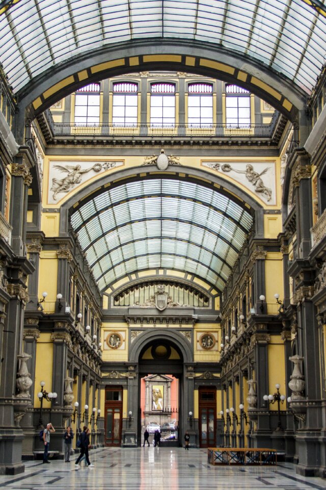 Building the interior of the monumental