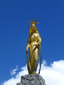 Statue sculpture hike