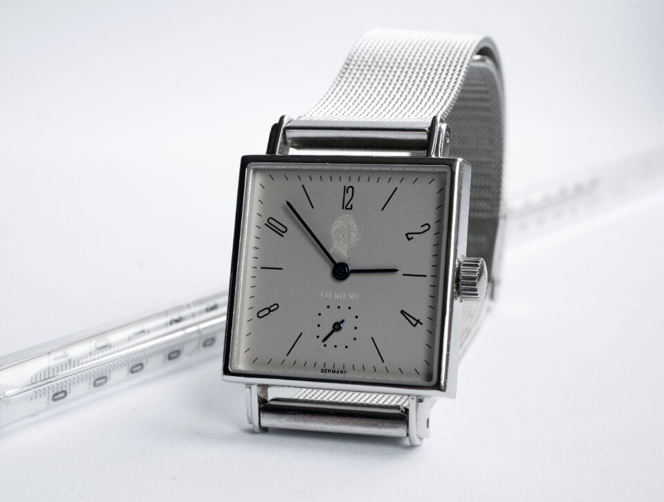 Wrist watch minute precision