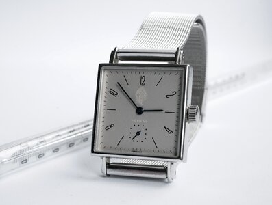 Wrist watch minute precision photo