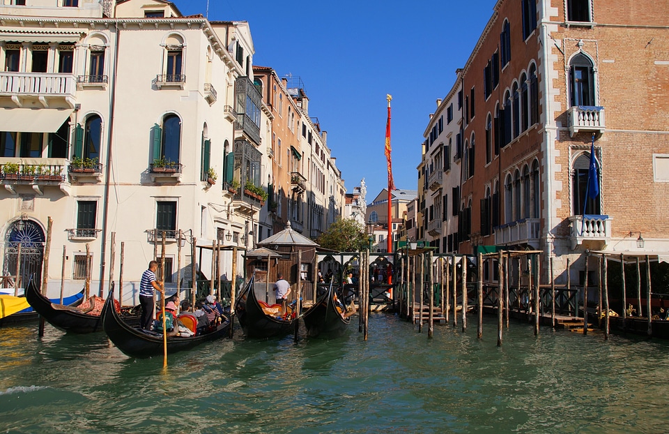Gondolas romance boat