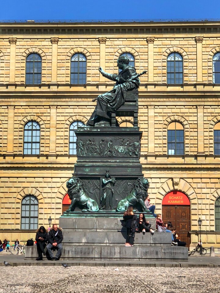 Statue urban travel