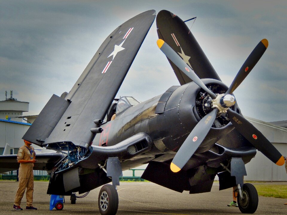 Propeller flying wing