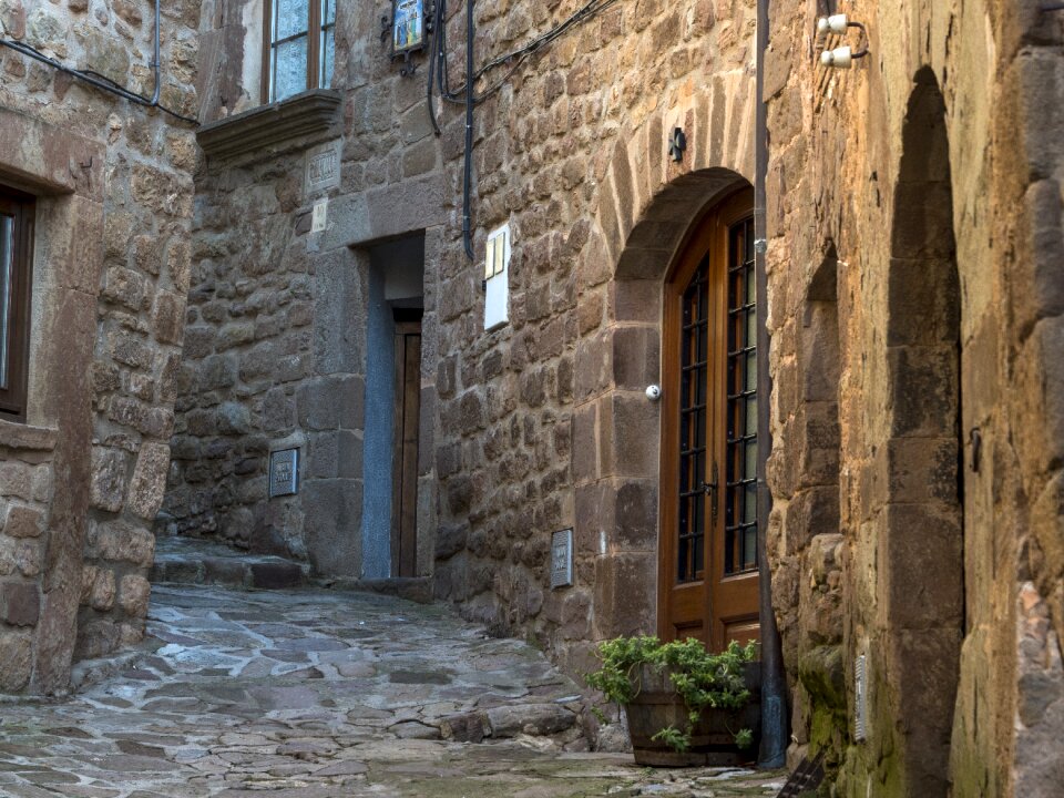 Building stone wall