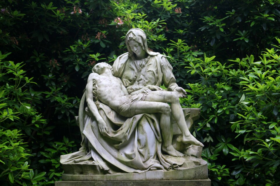 Sculpture travel monument