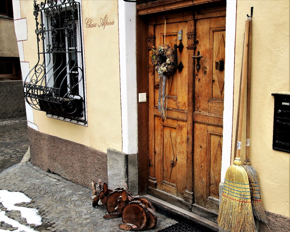 The door architecture at the court of