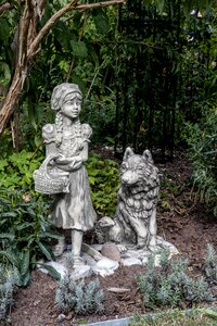 Little red riding hood and wolf stone sculpture Free photos