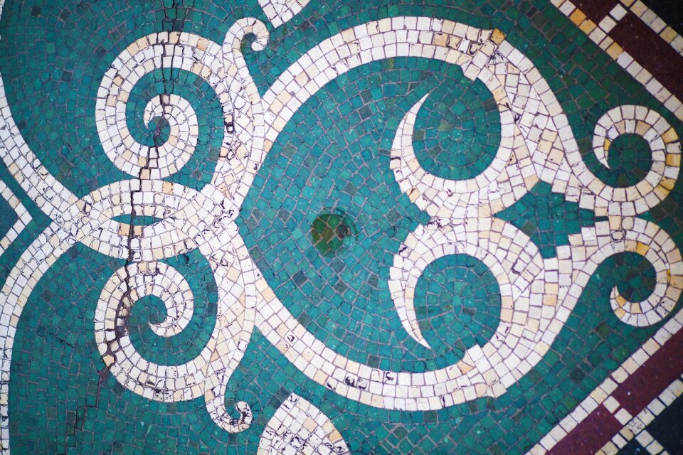 Mosaic geometric tile