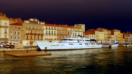 Travel ship refuge