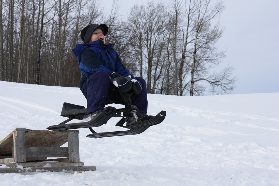People fun sledding