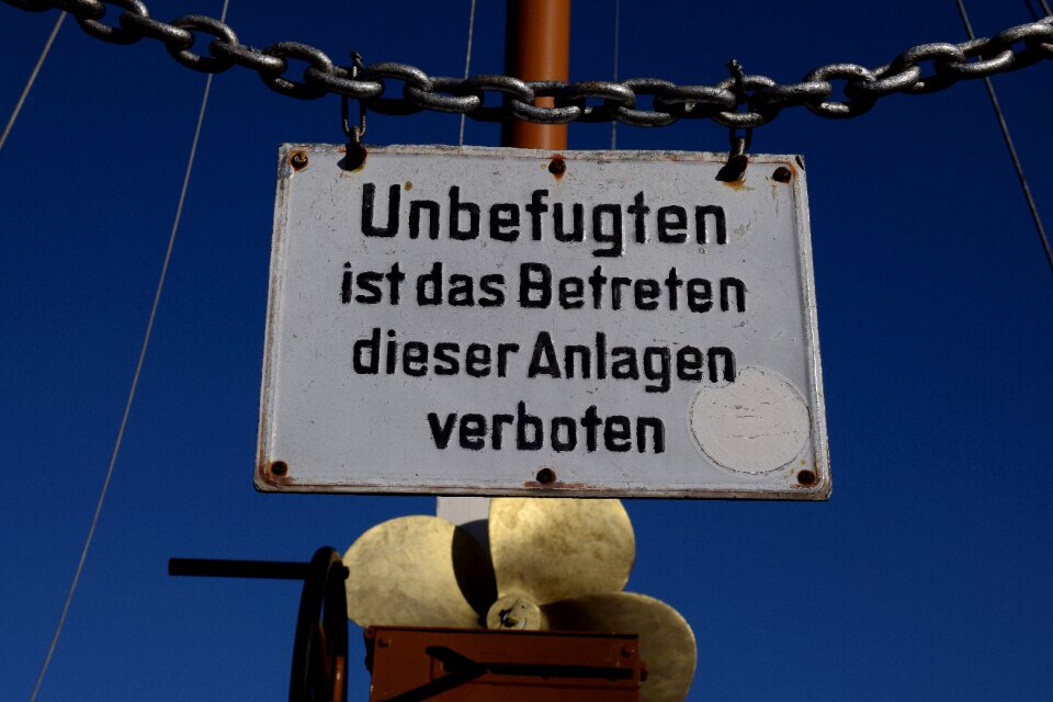 Chain monument warning