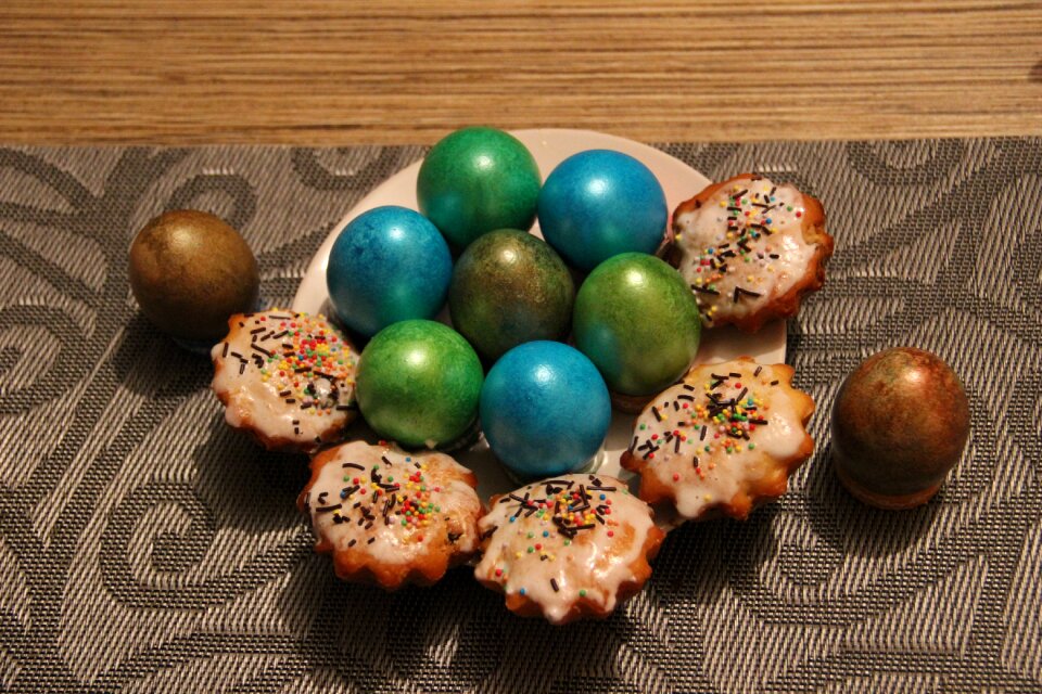 Food daisy eggs cake