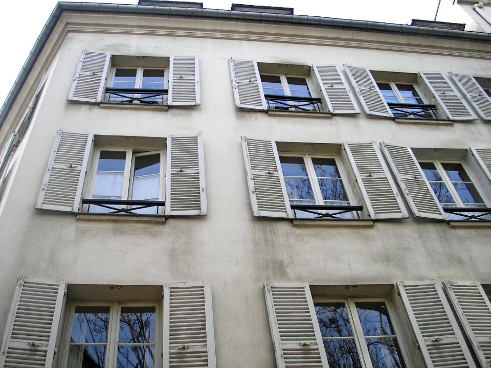 Apartment facade paris
