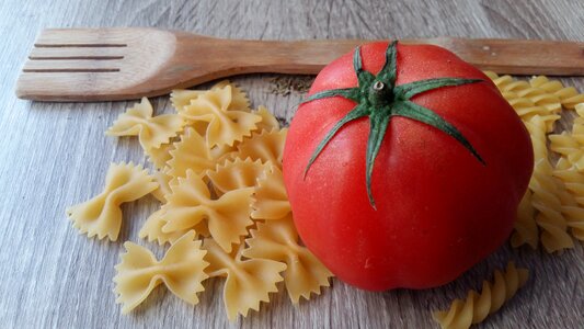 Ingredient pasta tomato