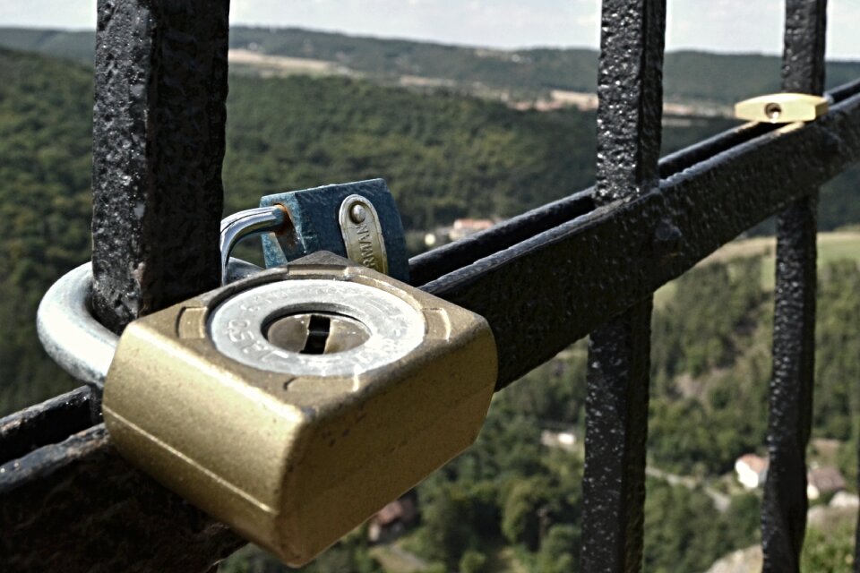 Bond the relationship of the railing