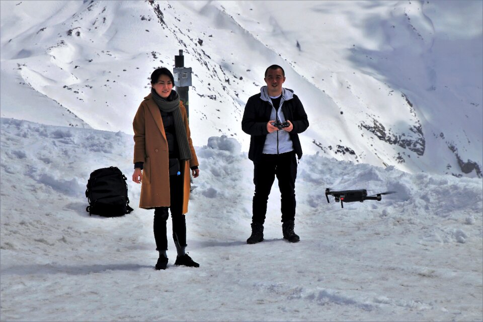 Para snow in the air