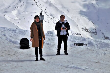 Para snow in the air