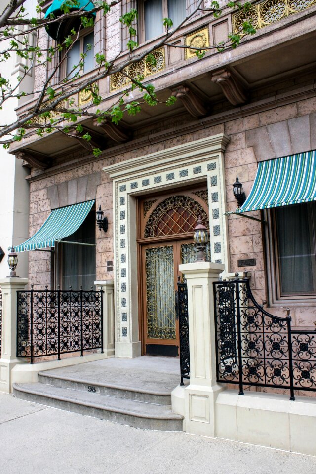 Bill the entrance door