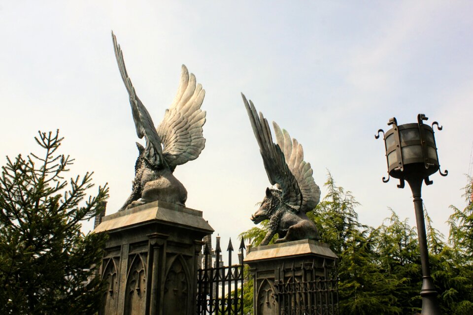 City outdoors statue