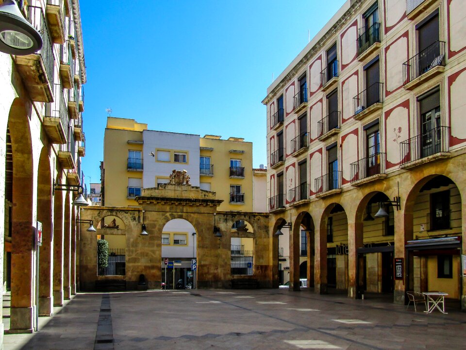 Street building urban space