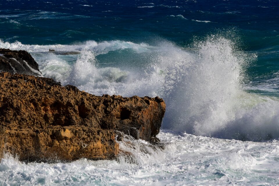 Wave crushing splashing