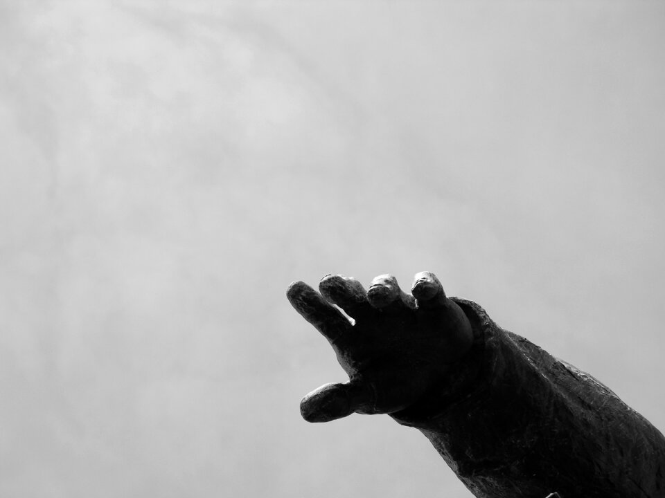 Sculpture fingers soldier
