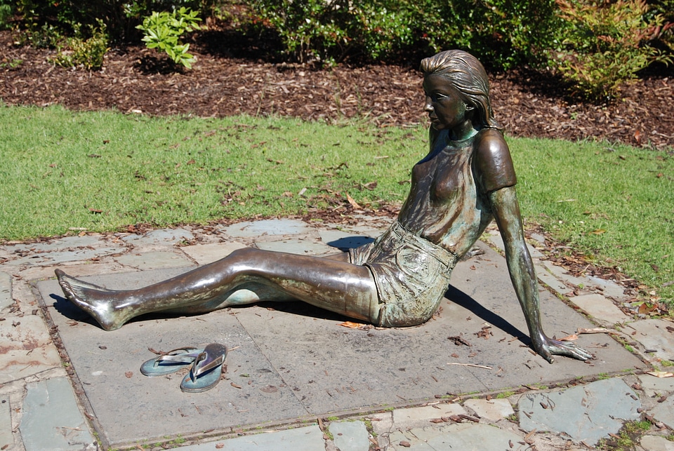 Bronze sitting shoes