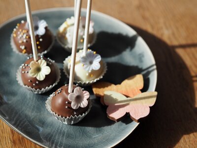 Table plate cake pops photo