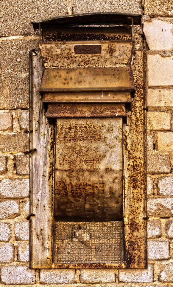 Wall facade window
