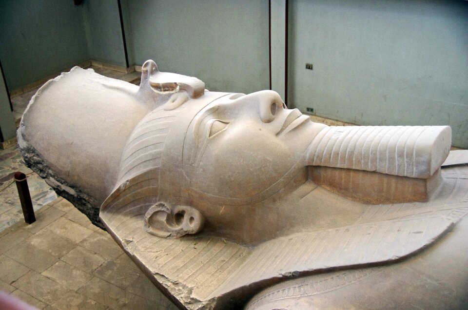 Ramses 2 statue antique