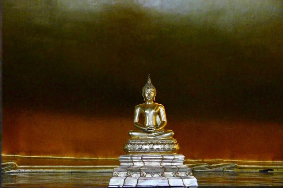 Wat pho golden temple photo