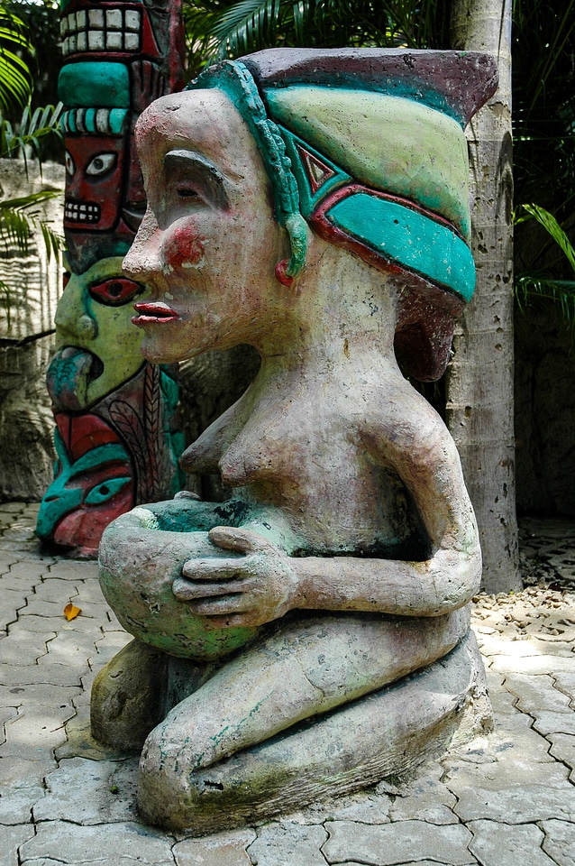 Statue woman kneeling