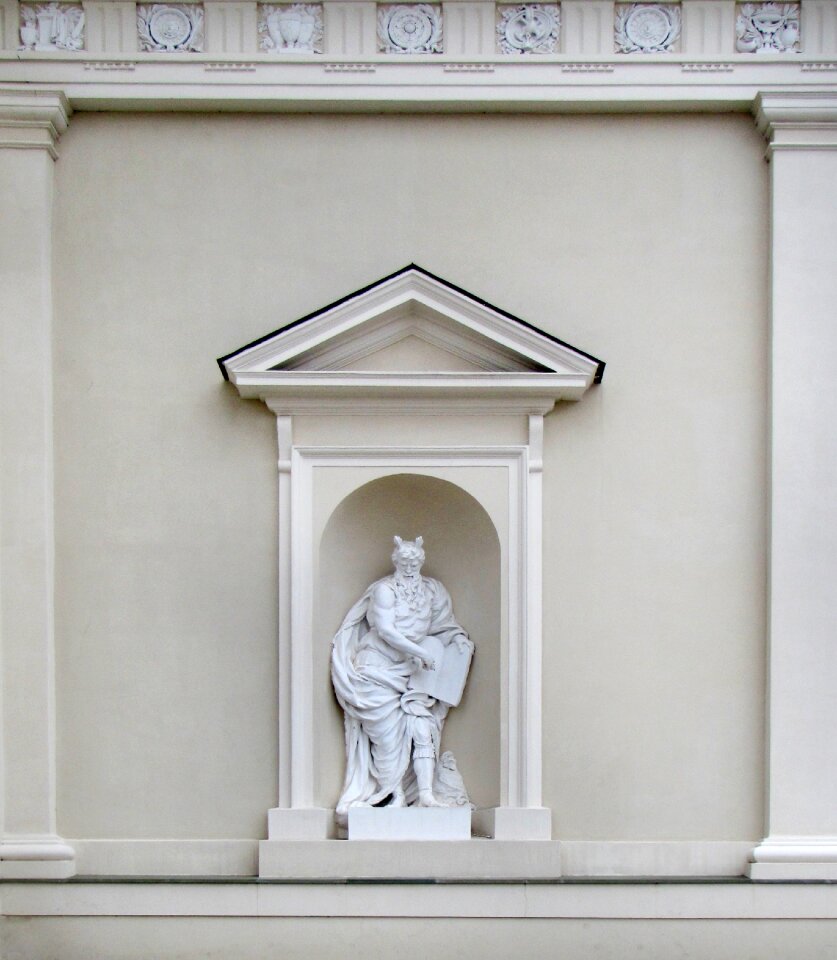 Sculpture door statue