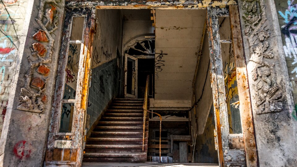Wall input stairs