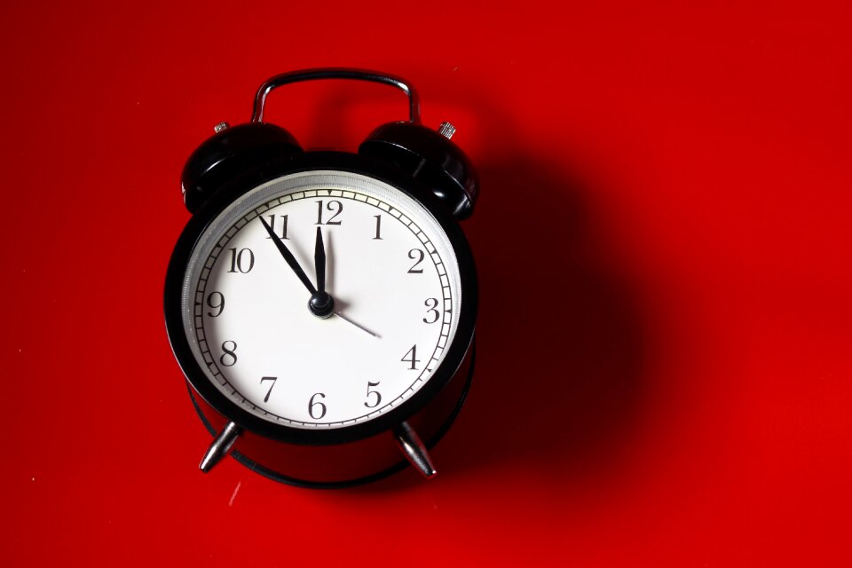 Minute wake up table clock