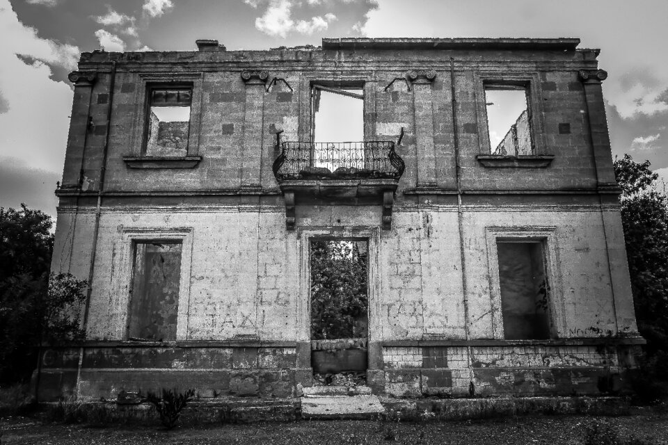 House abandoned destroyed