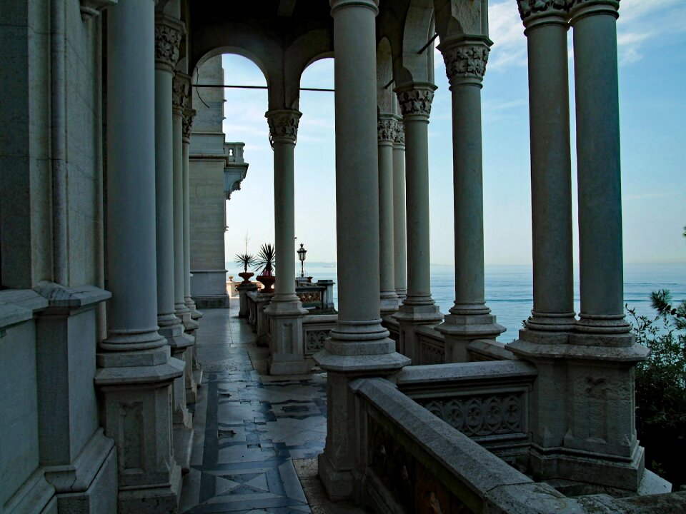 Italy pillar architecture