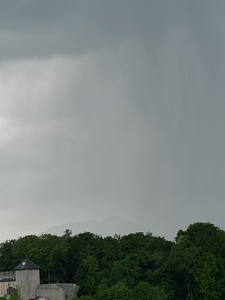 Rainstorm rain clouds strömender rain