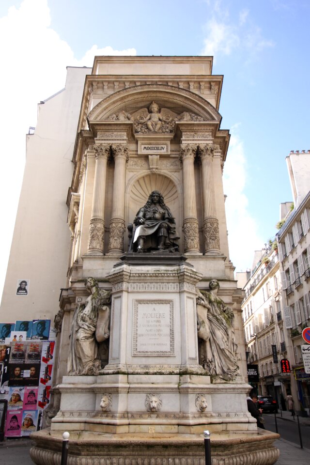 Fountain statue paris