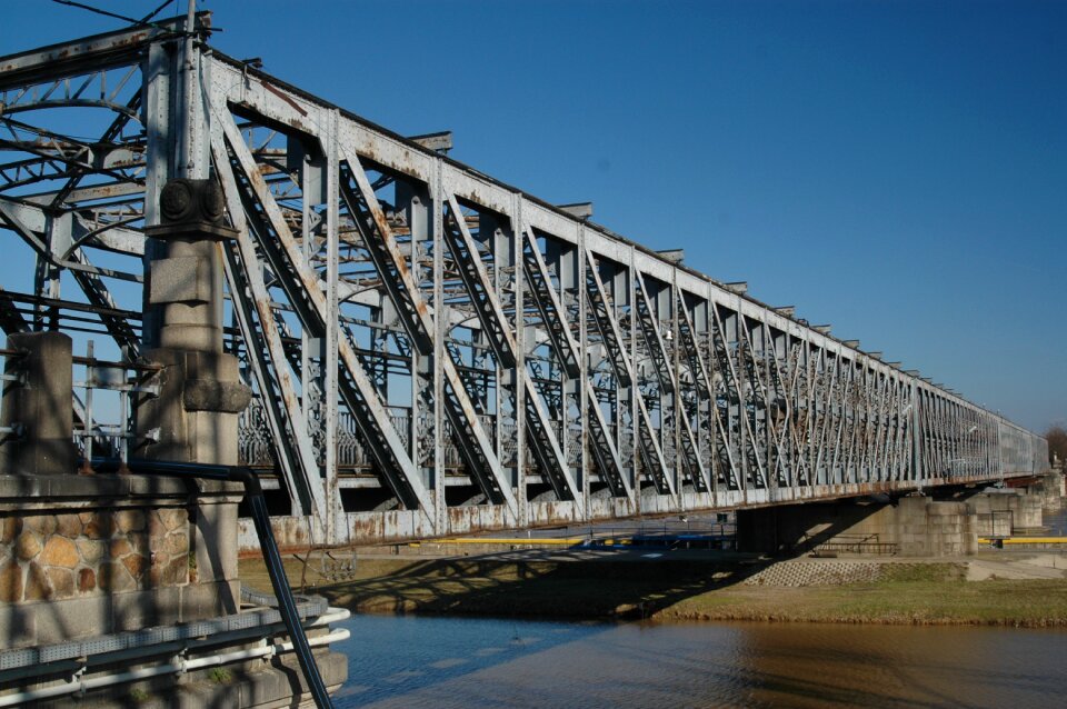 Bridge structure monument